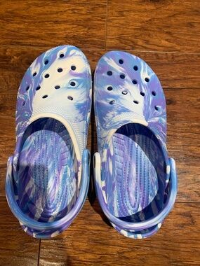 NWOT Marbled Crocs